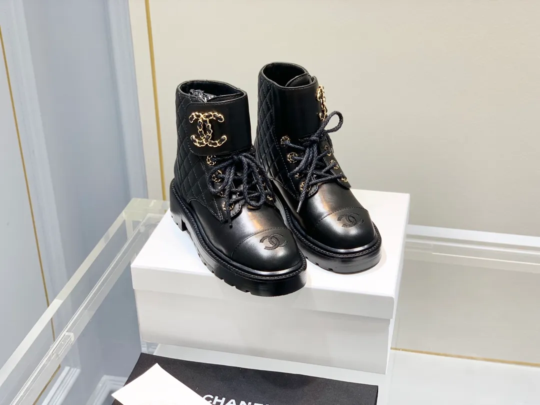 👟👟Ex-factory price 560👟👟 Chanel fw21 new arrival~ Xiaoxiang's 2023 autumn and winter heavy industry popular rhombus short boots 🔥 The classic boot style in 2020, 20 models are made of matte wrinkled cowhide ⚠️2023 new style. Both black and white colors use two kinds of leather: pure sheepskin and bright wrinkled cowhide!  Classic rhombus elements and chain elements are intertwined, full of details! The shoe style is Xiaoxiang’s most classic motorcycle boots. The shape is three-dimensional and full, and it is very handsome! Custom water-dyed lambskin lining! The soles are molded to customize Class A high-purity, high-density rubber! 35-41 (34 40 41 42 43 customized, non-returnable and non-exchangeable) Color: Leather surface divided. Matte leather: nude/black/white〰️Glossy leather: black/white=3 colors